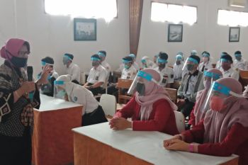 SMK PGRI 13 Surabaya simulasikan penerapan normal baru di sekolah