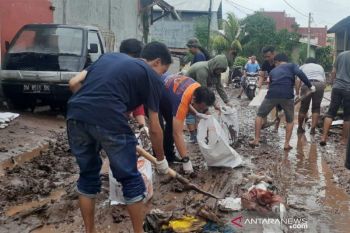 Relawan Pemuda Bantaeng gelar aksi sosial bersihkan lumpur akibat banjir