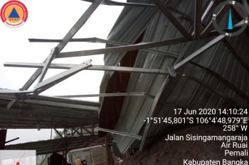 Cuaca buruk, sembilan rumah di Bangka porak poranda akibat puting beliung