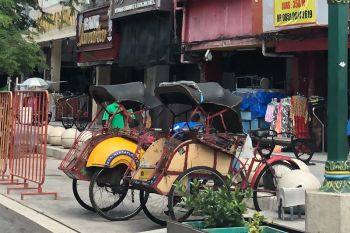 Andong dan becak di Yogyakarta wajib memasang tirai pembatas