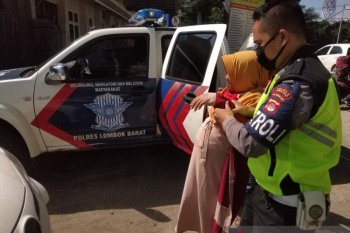 Anggota Polres Lombok Barat tolong ibu hamil besar alami kecelakaan