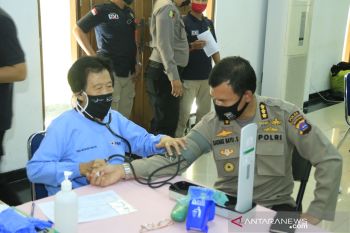 Ratusan personel Polda Sumbar gelar aksi ini di Padang