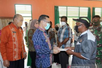 Pemkot Kendari menyalurkan bantuan tunai 1.355 nelayan terdampak COVID-19
