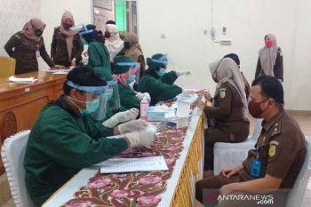 Pegawai Kejari Solok jalani tes cepat cegah COVID-19