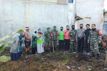 Tim gabungan Dinkes Pasaman Barat gotong royong bersihkan sarang nyamuk antisipasi DBD