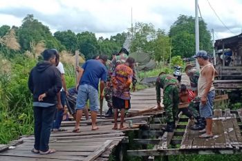 Satgaspam perbatasan Yonif 754/ENK perbaiki jalan di Kampung Senggo