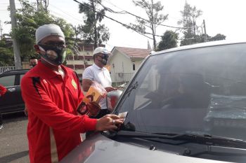 Pengadilan bagikan brosur pelayanan dan masker cegah pungli