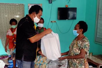 Penjual Noken di Jayapura terima bantuan sembako dari Polda Papua