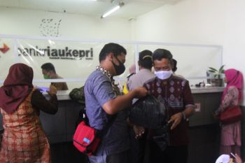 Pegawai kelurahan mengambil dana bantuan sosial non DTSK di Bank Riau Kepri