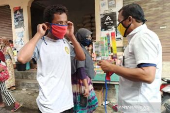 Petani tembakau Temanggung bagikan masker di  Pasar Selopampang