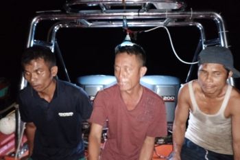 Empat hari terombang ambing di laut karena mesin kapal rusak, 3 nelayan ditemukan selamat