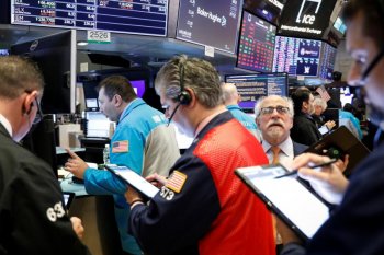 Saham-saham Wall Street dibuka jatuh, Indeks Dow Jones merosot di atas 200 poin
