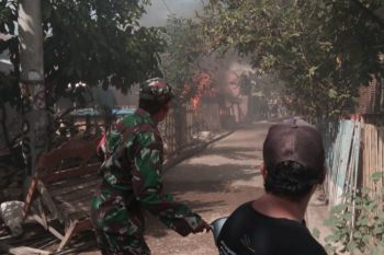 Dua pria di Bima dianiaya salah satunya tewas, warga emosi bakar belasan rumah