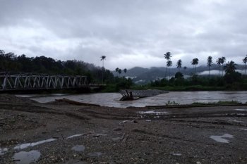 Jembatan penghubung transSeram di Tala terputus