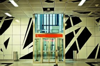 Anggota DPR Darori Wonodipuro sempat terjebak dalam lift anjlok