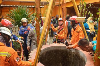 Ayah dan dua anak terjebur sumur saat berswafoto