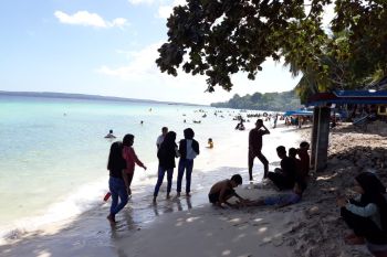 Warga Baubau padati objek wisata Pantai Nirwana sambut normal baru