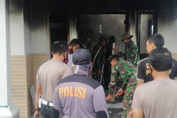 Pasca rusuh di Desa Padolo Bima: polisi bantu warga bersihkan bekas puluhan rumah terbakar