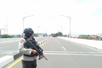 Diduga bom, aparat kepolisian sisir jembatan layang Simpang Surabaya