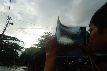 Warga Palu  antusias saksikan gerhana di tengah guyuran hujan