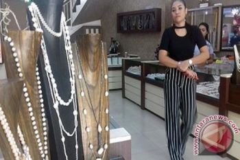 200 perajin mutiara di Kota Mataram tetap berproduksi