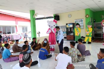 Dispersip bawakan ratusan buku ke LPKA Martapura