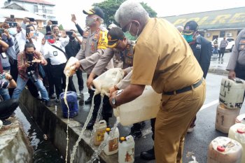 Kapolda Papua pimpin pemusnahan 3.261 liter minuman keras  jenissopi