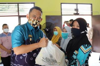 Pringsewu berikan bantuan bahan makanan kepada penerima manfaat