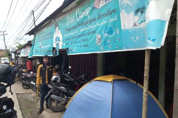 Usaha sewa perlengkapan perkemahan kembali beroperasi pada masa kenormalan baru di Padang