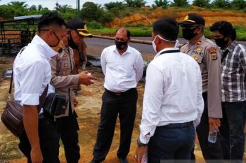 Ribuan ikan mati di sungai, polisi ambil sampel lakukan penyelidikan