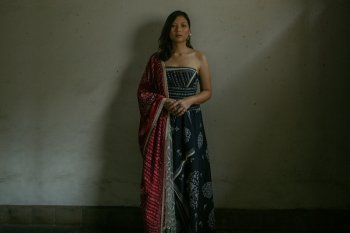 Video musik "Batas" menampilkan Danilla Riyadi dengan ular