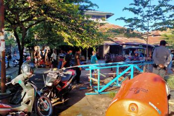Dua tukang ojek di Pancor Lotim tertimpa tower tandan air saat menunggu penumpang