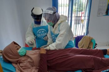 Bidan berperan strategis dalam upaya penanganan COVID-19