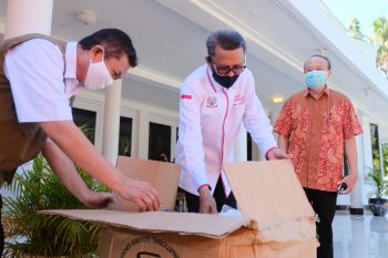 Pemprov Sulsel serahkan APD kepada dokter khusus PPDS