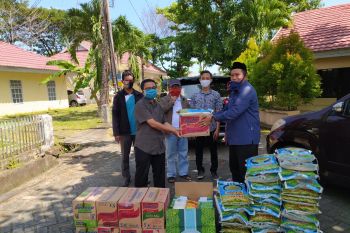 Wagub Sulsel salurkan kebutuhan pokok kepada mahasiswa terdampak COVID-19