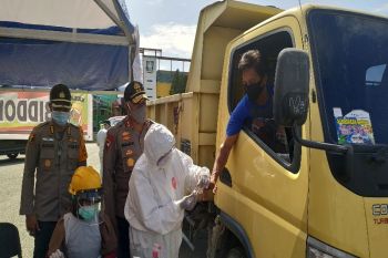 Kapolda Papua pantau tes cepat COVID-19 "drive thru" di Jayapura