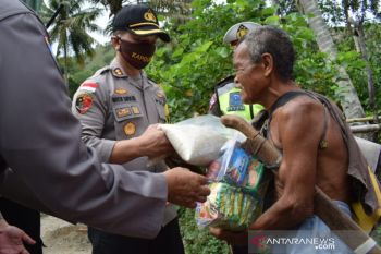 Polres Palu bagi sembako ke warga gunung Uwentumbu
