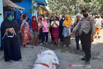 Ditintelkam Polda NTB menyalurkan bantuan untuk warga terdampak COVID-19