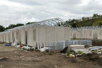 Pekerjaan rumah korban banjir tetap berjalan selama pandemi COVID-19