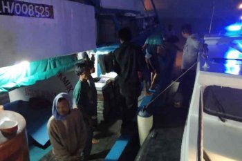 Polres Indramayu mengevakuasi 17 ABK korban kapal tenggelam