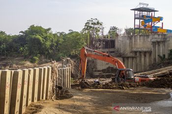 Pembongkaran dinding turap ilegal sungai Cibeet