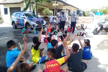 Cara Satlantas Polres Situbondo hibur anak-anak di masa pandemi COVID-19