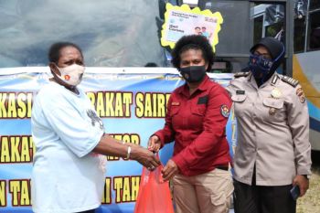 Polda Papua berikan bantuan makanan kepada warga Saireri di Kota Jayapura