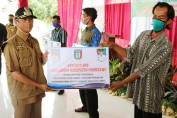 Bupati Sujadi hadiri serah terima APD bagi penerima BSPS