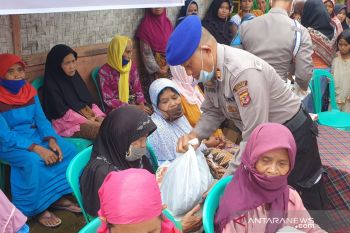 Polda Polda Sultra bagi ribuan paket sembako sambut HUT Bhayangkara