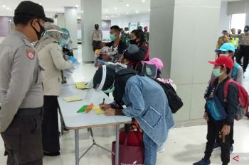Seorang penumpang Garuda yang tiba di bandara Sorong positif COVID-19