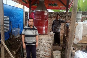 Petani di  Agam olah sampah tanaman jadi minyak