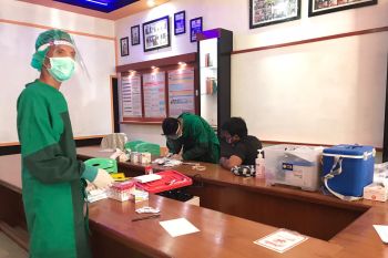 Laksanakan tahapan Pilkada, personel KPU dan Bawaslu Pasaman Barat jalani tes cepat COVID-19