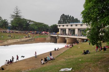 Busa di Sungai Banjir Kanal Timur karena limbah detergen