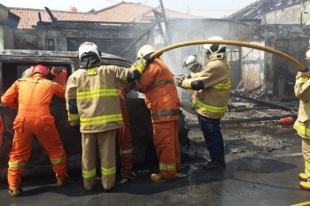 Gara-gara arus pendek mesin mobil, tiga bangunan terbakar